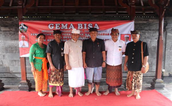 Penyerahan Akta Perkawinan Massal di Desa Pengotan yang dirangkaikan dengan Program 